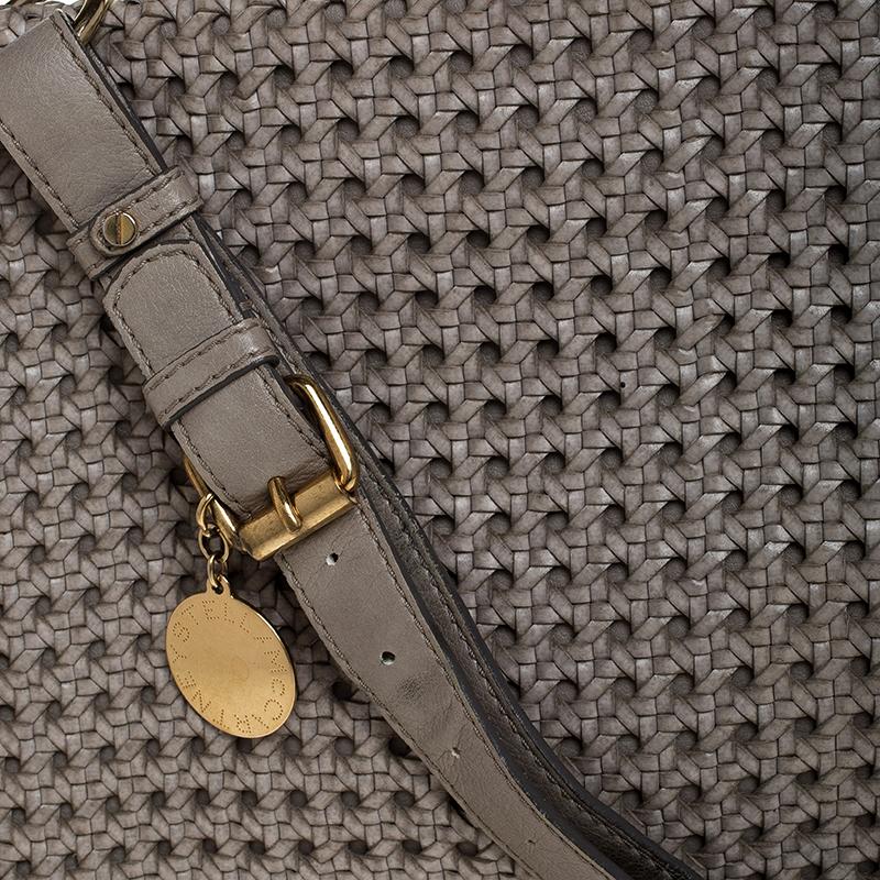 Stella McCartney Alexa Umhängetasche aus grauem gewebtem Leder mit Klappe im Angebot 5