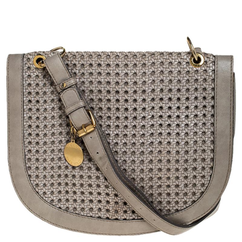 Carry this bag from Stella McCartney without compromising on style. This woven leather bag comes in a 'U' shape with a flap. This chic grey bag opens to a leather-lined interior and is held by a shoulder strap.

