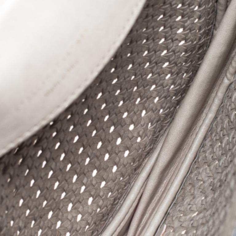 Stella McCartney Bolso con solapa Alexa de piel tejida gris en venta 3