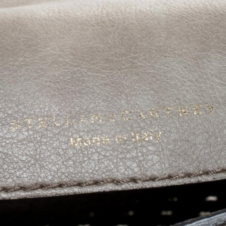 Stella McCartney Bolso con solapa Alexa de piel tejida gris en venta 4