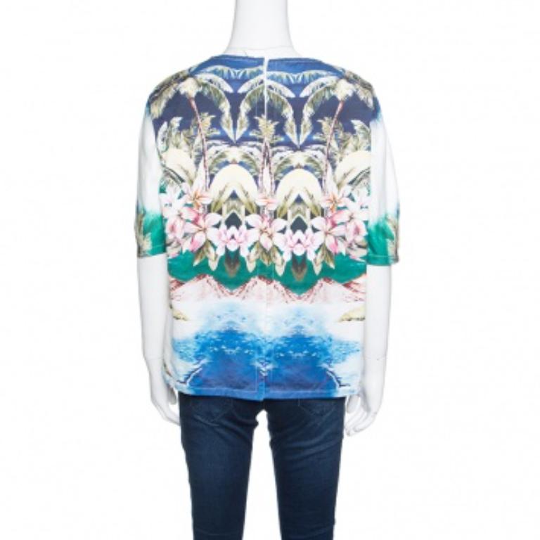 Stella McCartney präsentiert Ihnen dieses wunderschöne Oberteil aus der Resort 2012 Kollektion. Das Oberteil ist aus Baumwolle geschneidert und mit hawaiianischen Prints, kurzen Ärmeln und einem hochgeschlossenen Saum versehen. Eine Hose und helle