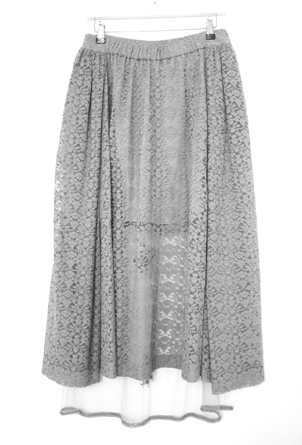Magnifique jupe à taille haute Stella McCartney Isabella en tulle et dentelle. Issu de la collection Automne 2018, acheté pour 1500 £ et neuf avec étiquettes. Réalisée en dentelle de Levers française grise et en tulle fin avec de magnifiques