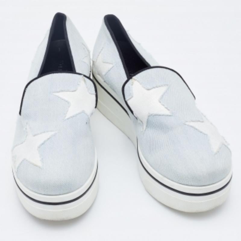 The best way to experience comfort and luxury is by wearing these sneakers. Amp up your casual attire with these trendy sneakers.
