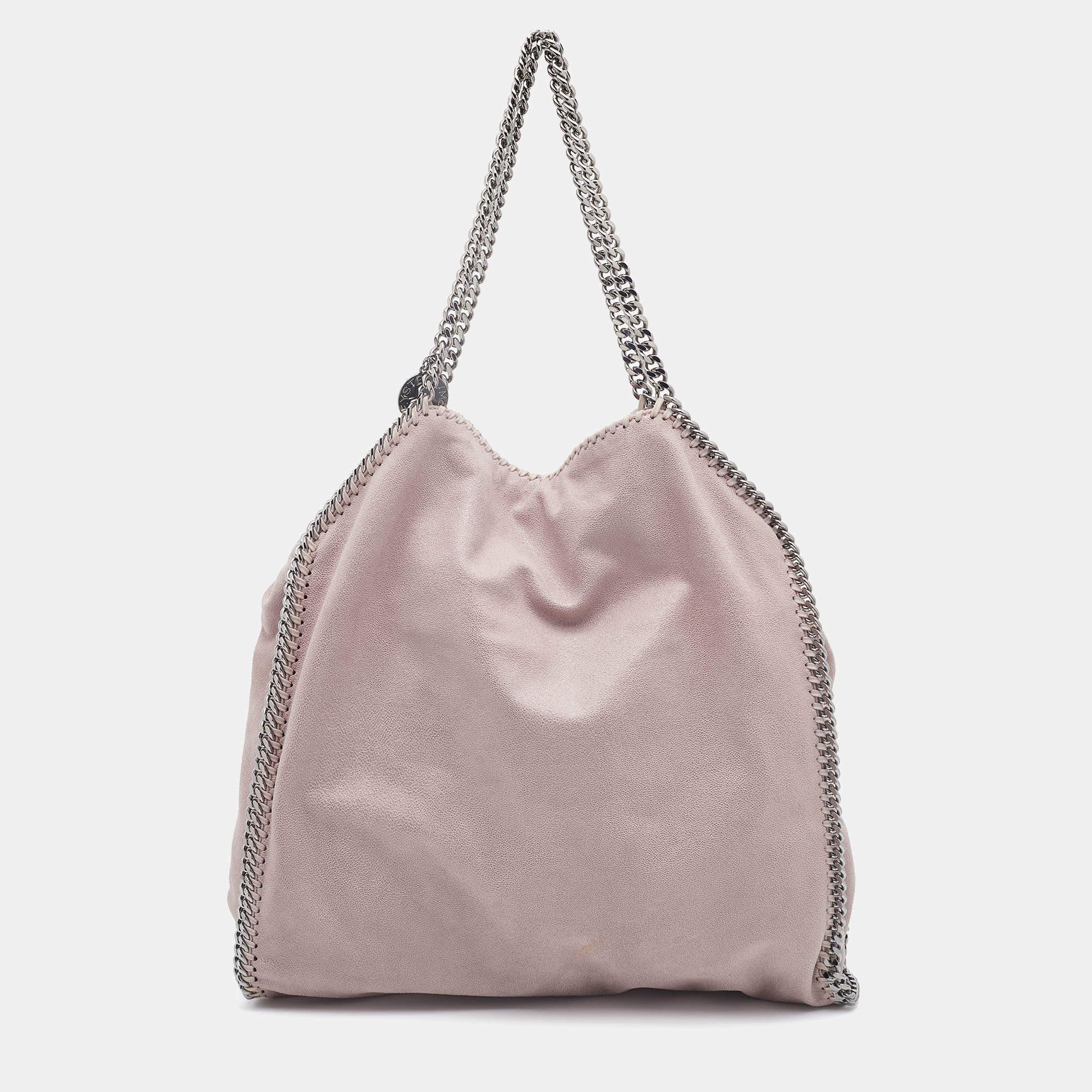 The chain whipstitch detailing beautifully outlines this Stella McCartney Falabella tote. Crafted from faux leather, it is adorned with gun metal-tone accents, and its fabric-lined interior can safely store your necessities. Carry it in a chic way
