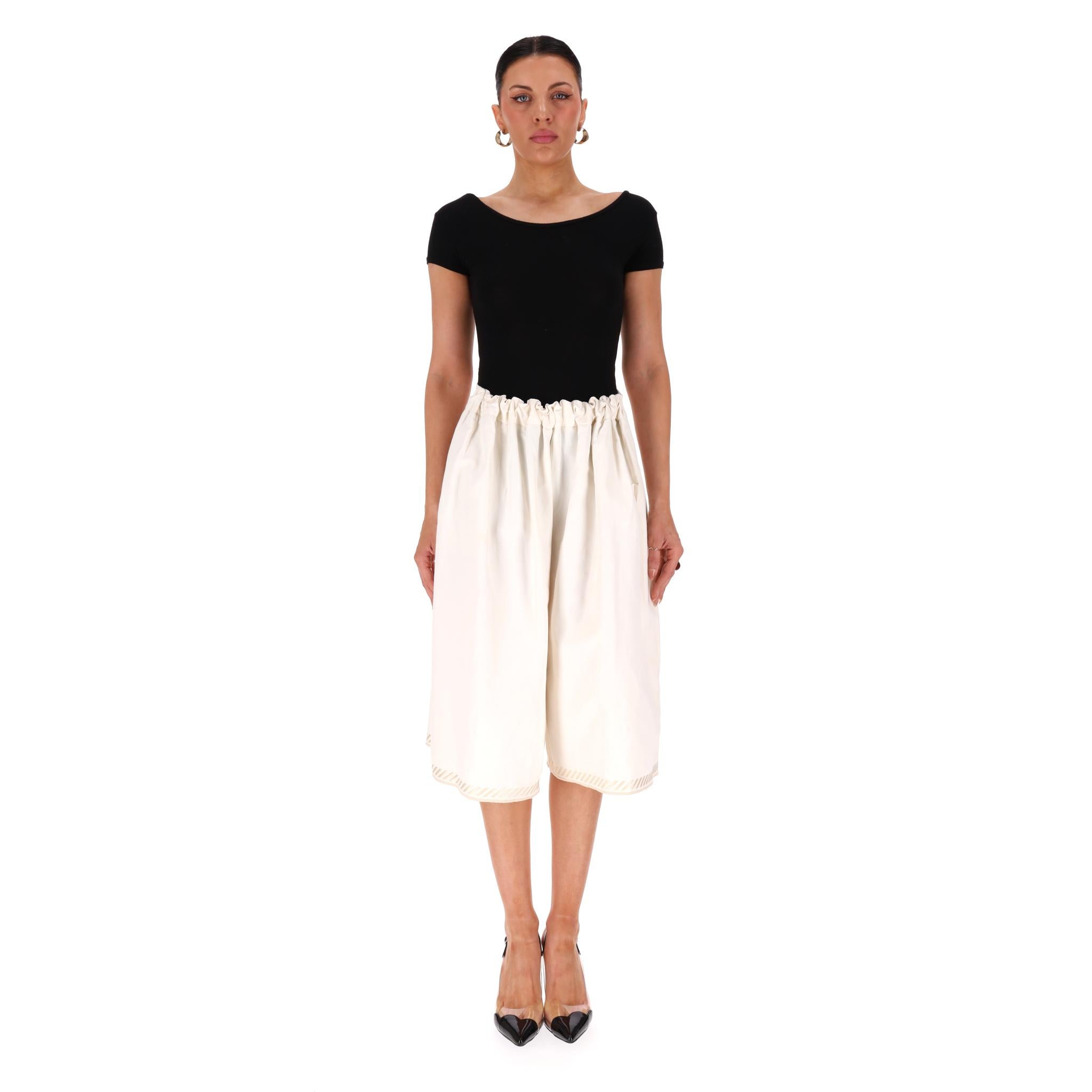 Stella McCartney - Jupe-culotte à jambe large en lin mélangé

Pantalon ivoire au genou en lin mélangé.

Silhouette à jambes larges et détails plissés à la taille élastiquée.

Les poignets sont ornés d'une broderie décorative.

Rrp Approx.