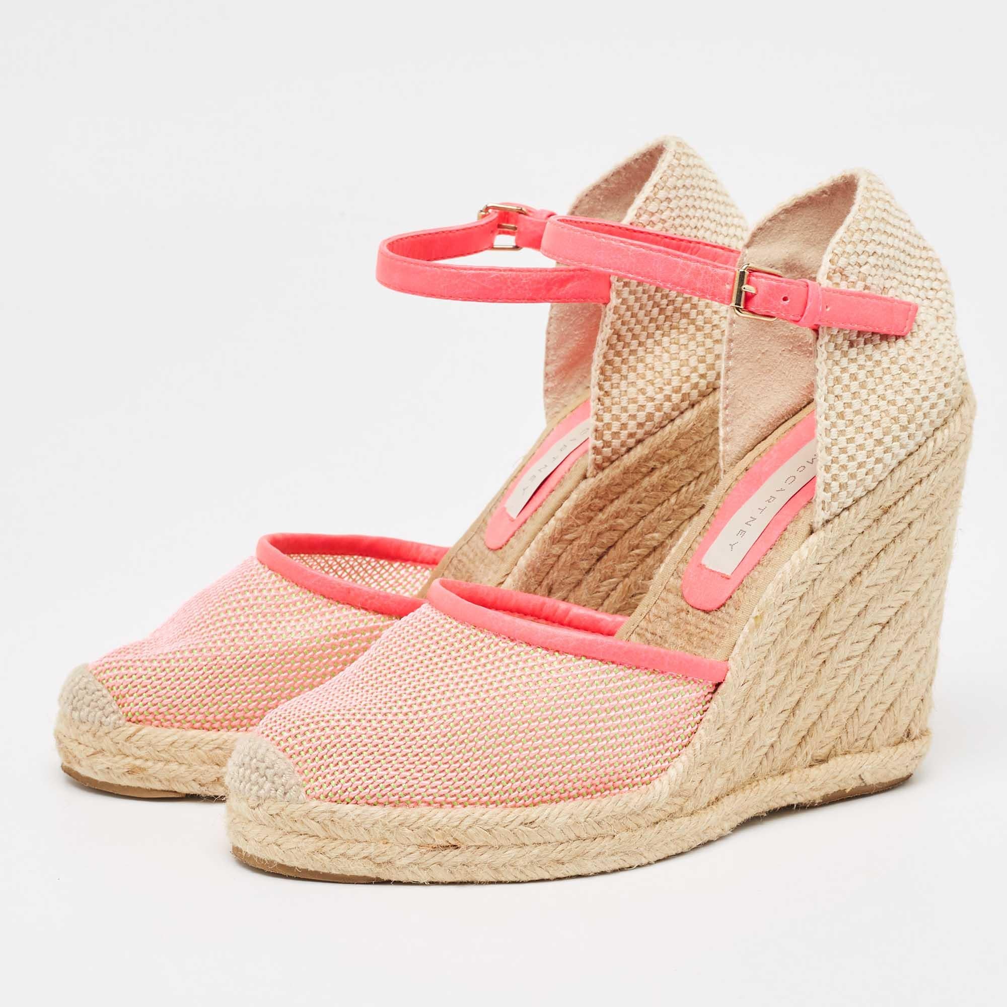 Que vous soyez à la recherche d'un style haut de gamme, de confort ou des deux, ces jolies chaussures compensées ne vous décevront jamais. Elles présentent une silhouette chic et une teinte agréable à l'œil. Faites de cette paire la vôtre dès