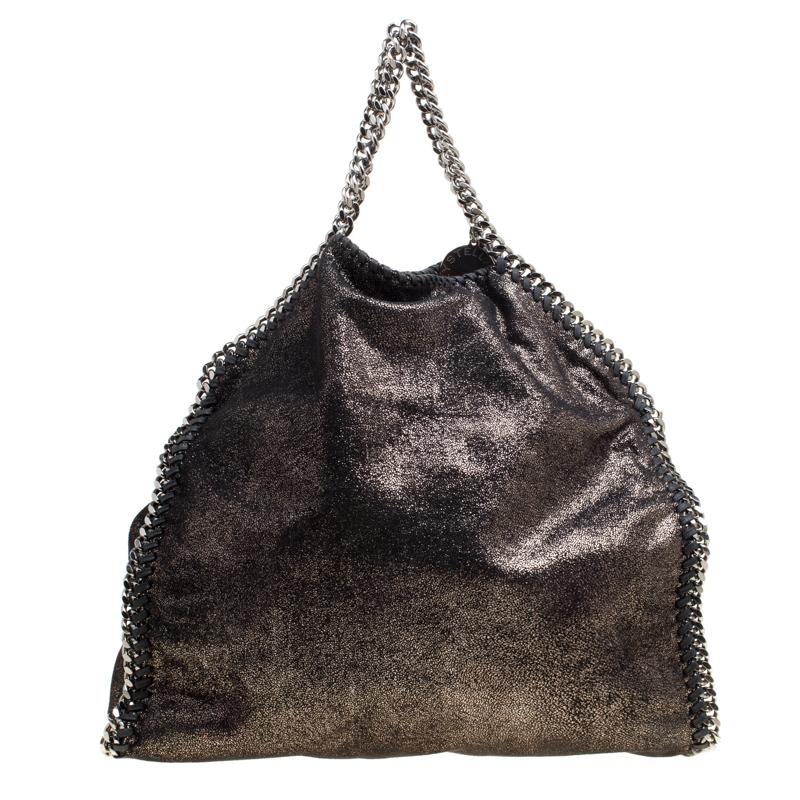 Stella McCartney is known for her chic designs and this Falabella tote perfectly embodies this trait. Crafted in Italy from metallic black faux leather with a fabric interior, this bag has a beautiful exterior and silver tone chain details at its