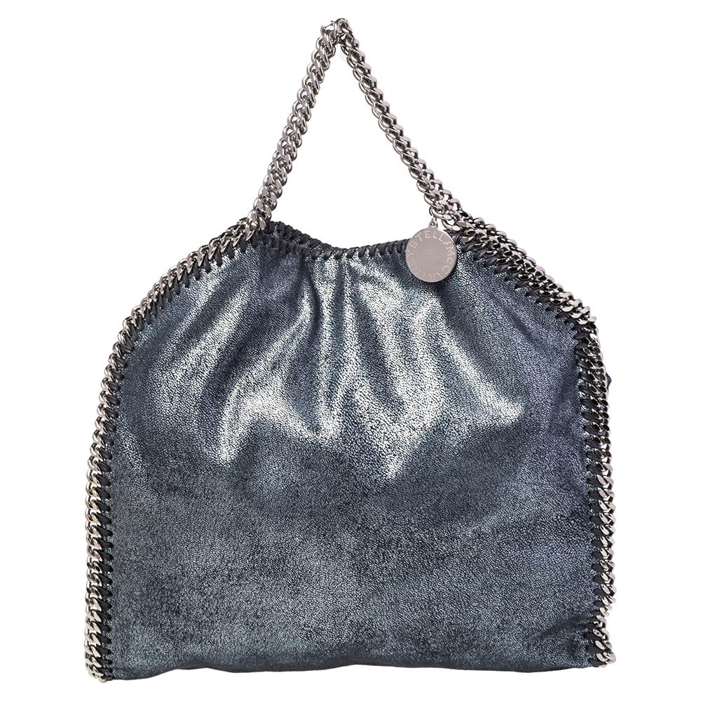 Diese Falabella-Tasche von Stella McCartney wird den Traum unzähliger Frauen wahr machen. Er ist aus metallischem Kunstleder gefertigt und damit langlebig und stilvoll. Während die Kettendetails ihre Schönheit unterstreichen:: bietet das