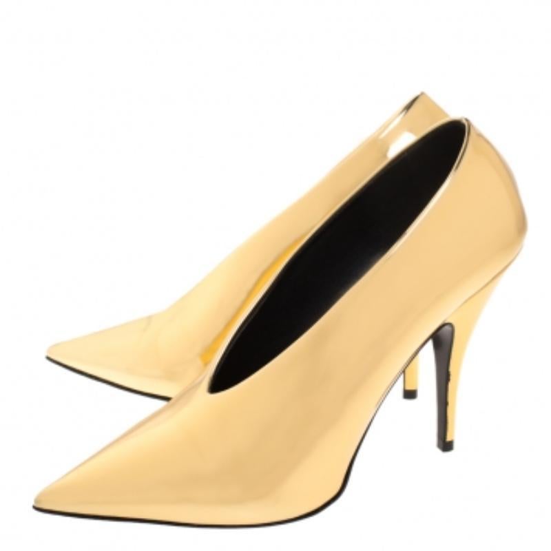 You are sure to fall head over heels in love with this pair of pumps from Stella McCartney. These stylish pumps are crafted in Italy from faux patent leather and come in a shade of metallic gold. They are styled with pointed toes and 11.5 cm heels.