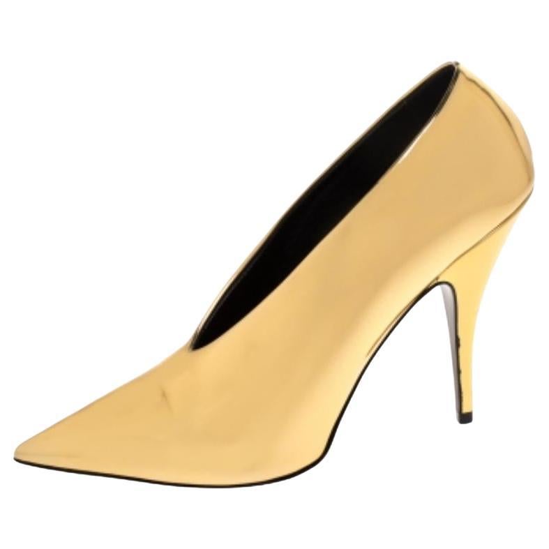 Stella McCartney Metallic Faux Patent Leather V Neck Pointed Toe Pumps Size 38 en venta