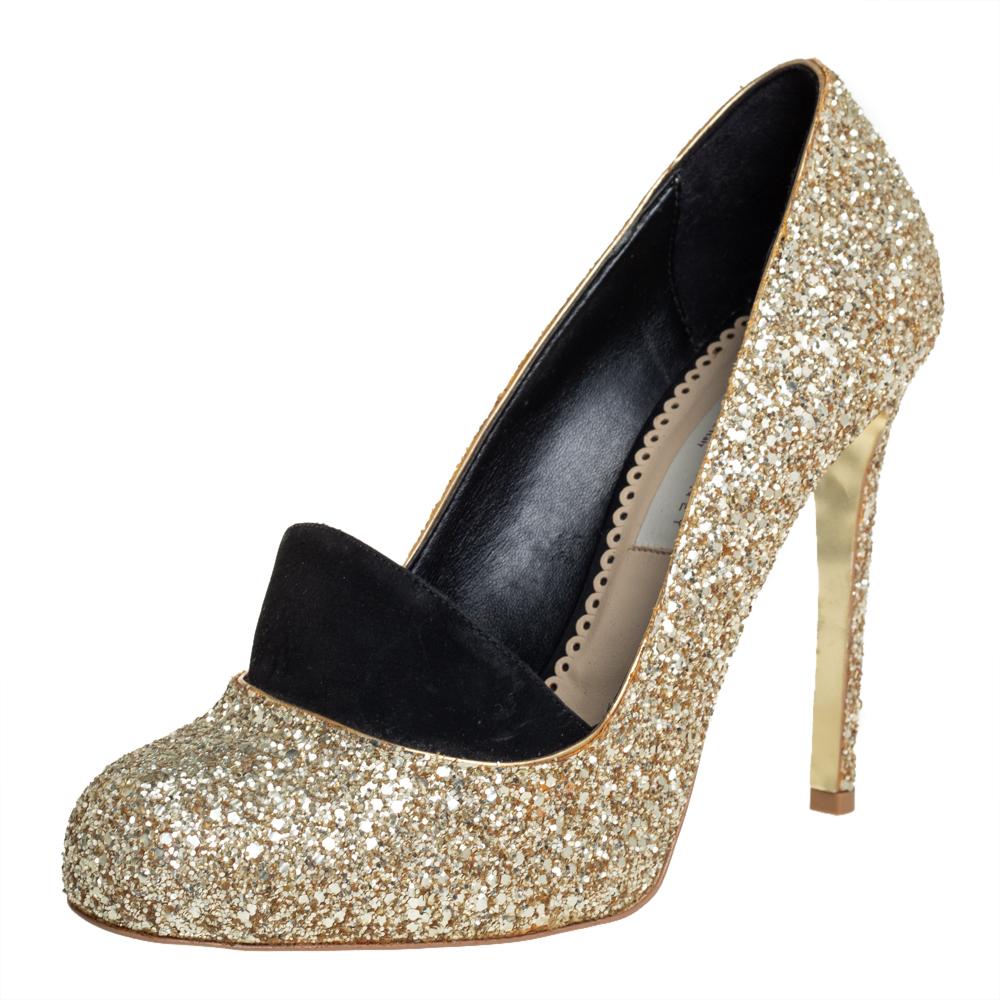 Put together an appealing look with these extraordinary pumps. This pair from Stella McCartney is a timeless classic. Covered in glitter and lined with faux leather, the pumps have faux suede trims and 12 cm heels.

