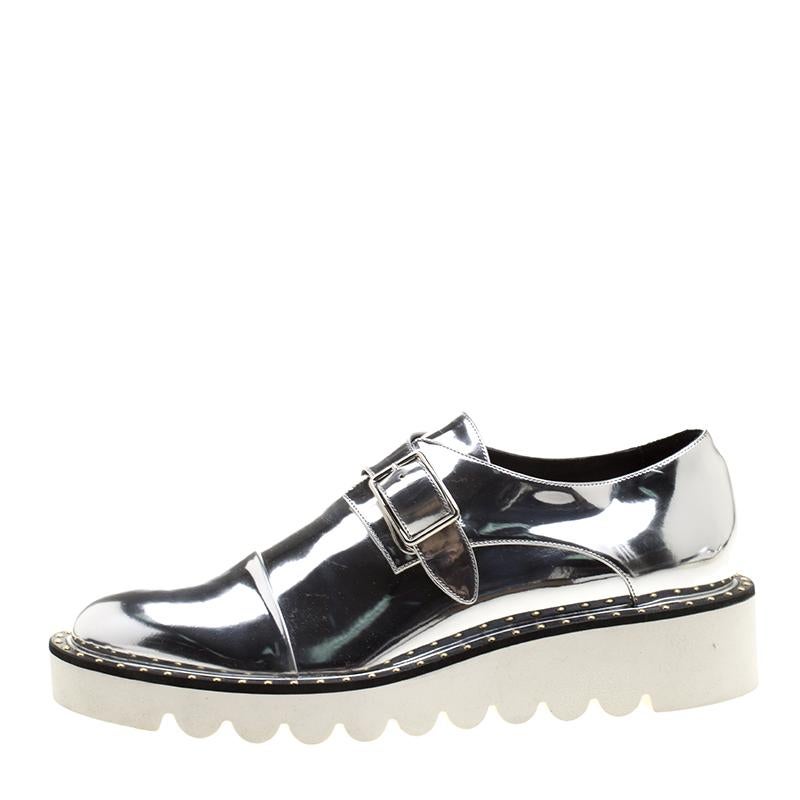 Stella McCartney Metallic Silver Faux Leather Odette Studded Monk Strap Flats Si im Zustand „Neu“ in Dubai, Al Qouz 2