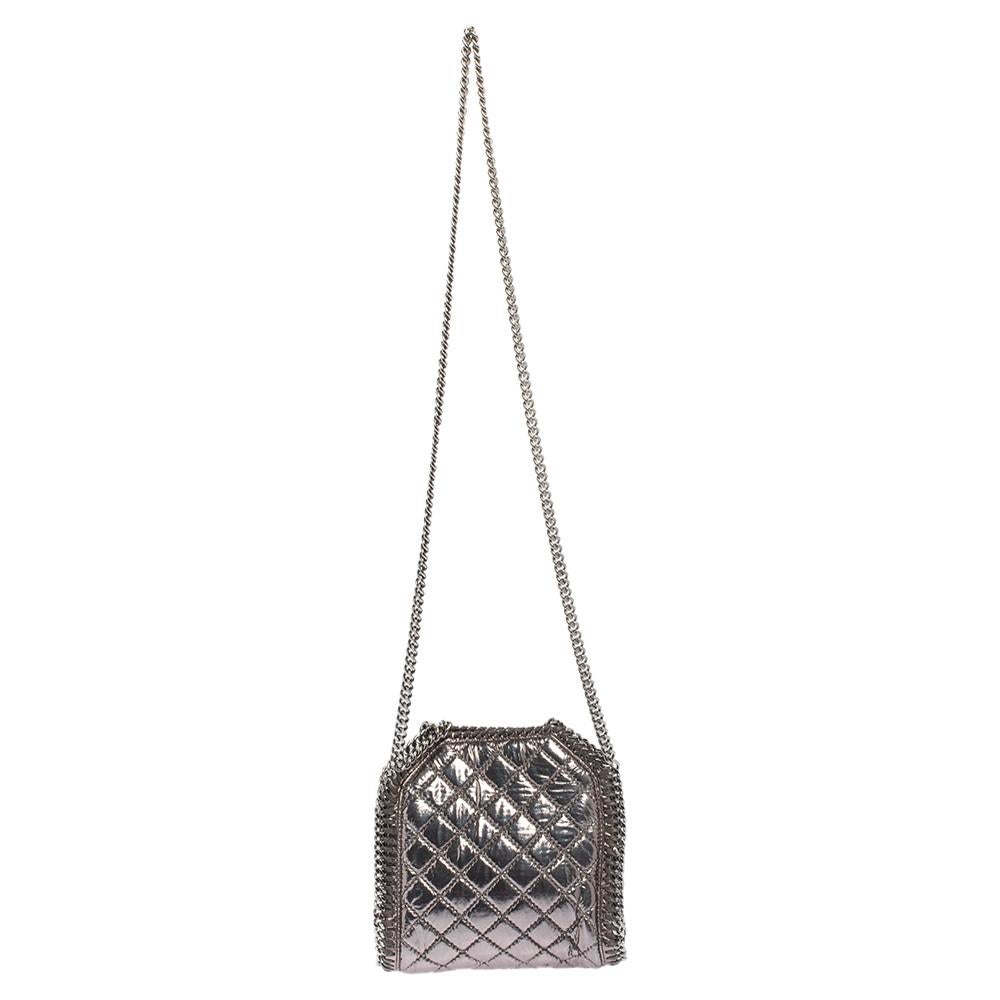 This Falabella bag from Stella McCartney will make the dream of countless women come true. Crafted from faux patent leather, it is durable and stylish. While the chain detailing elevate its beauty, the fabric-lined interior will dutifully hold all
