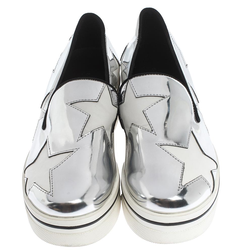 The metallic silver Binx platform shoes offer a wave of comfort. The Stella McCartney sneakers have been crafted with faux leather and they are easy to slip on. The trendy shoes feature comfortable insoles, making them ideal to wear through all