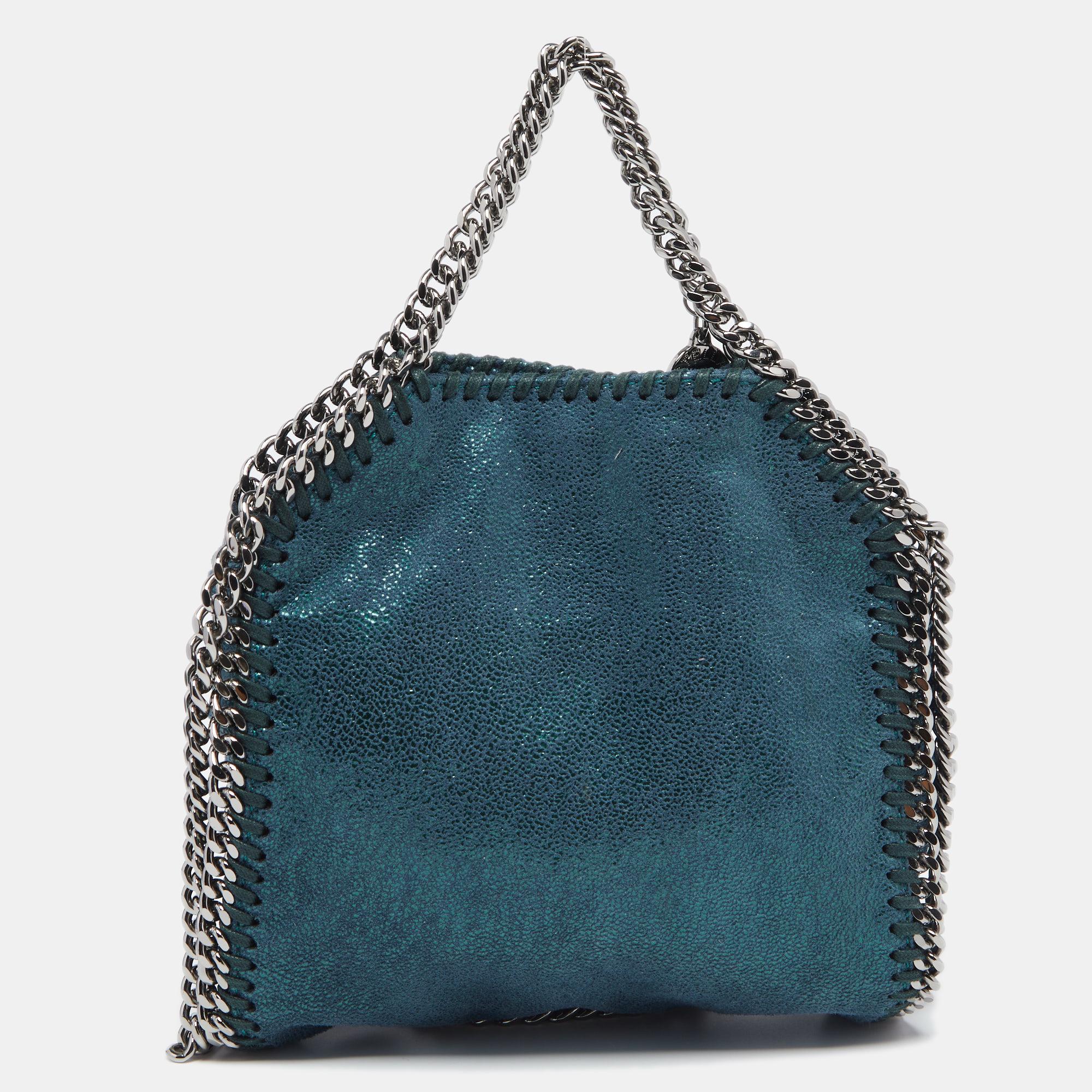 The chain whipstitch detailing beautifully outlines this Stella McCartney Falabella bag. Crafted from faux leather, it has been adorned with silver-tone accents, and it can be carried with a chain shoulder strap. The fabric-lined interior can safely