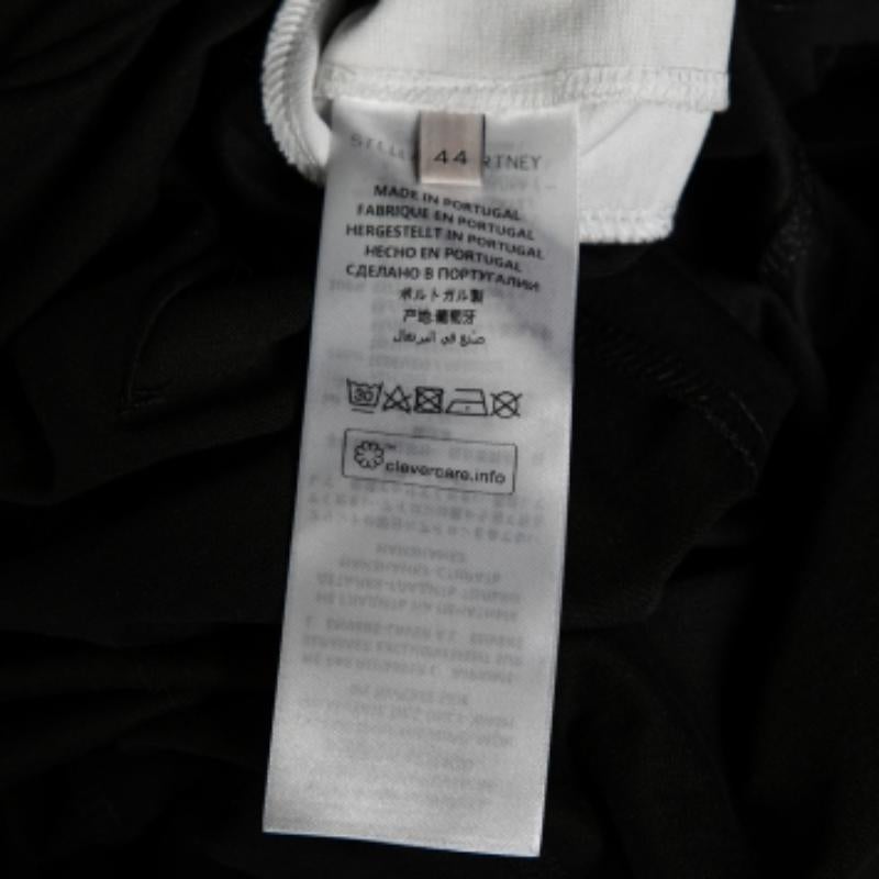 Cette robe sweat-shirt simple et élégante de Stella McCartney s'ajoutera parfaitement à votre collection de vêtements décontractés. Cette pièce monochrome est cousue dans un coton confortable et présente un imprimé artistique sur le devant. Vous