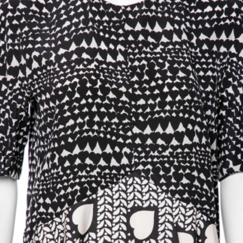 Top à volants en soie imprimé cœur monochrome Stella McCartney M en vente 1