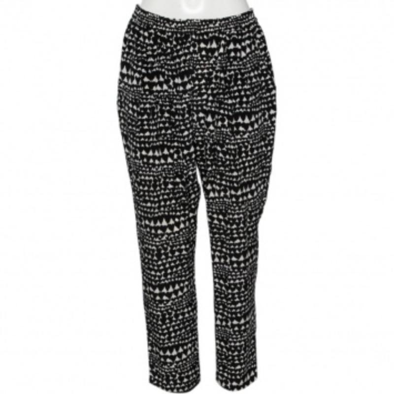 Feel stylishly comfy dressed in these Stella McCartney silk pants. They flaunt a lovely heart print all over with a monochrome color combination. Pair them with mules and a gorgeous sling bag.