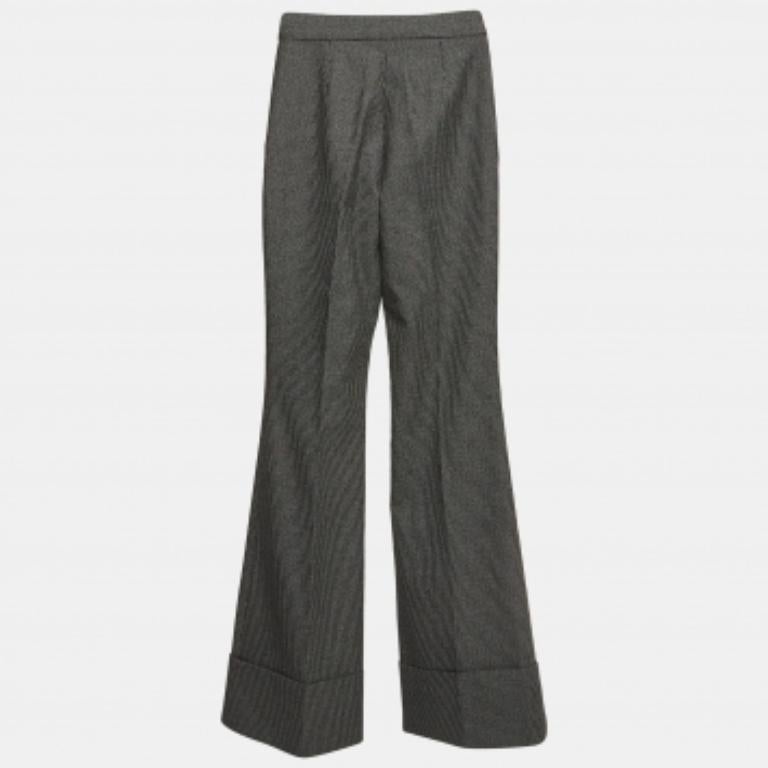 Eleva il tuo guardaroba con questi pantaloni svasati di Stella McCartney. Meticolosamente su misura, utilizzando tessuti di prima qualità e una precisa lavorazione artigianale, incarnano una raffinatezza senza tempo e uno stile ineguagliabile,