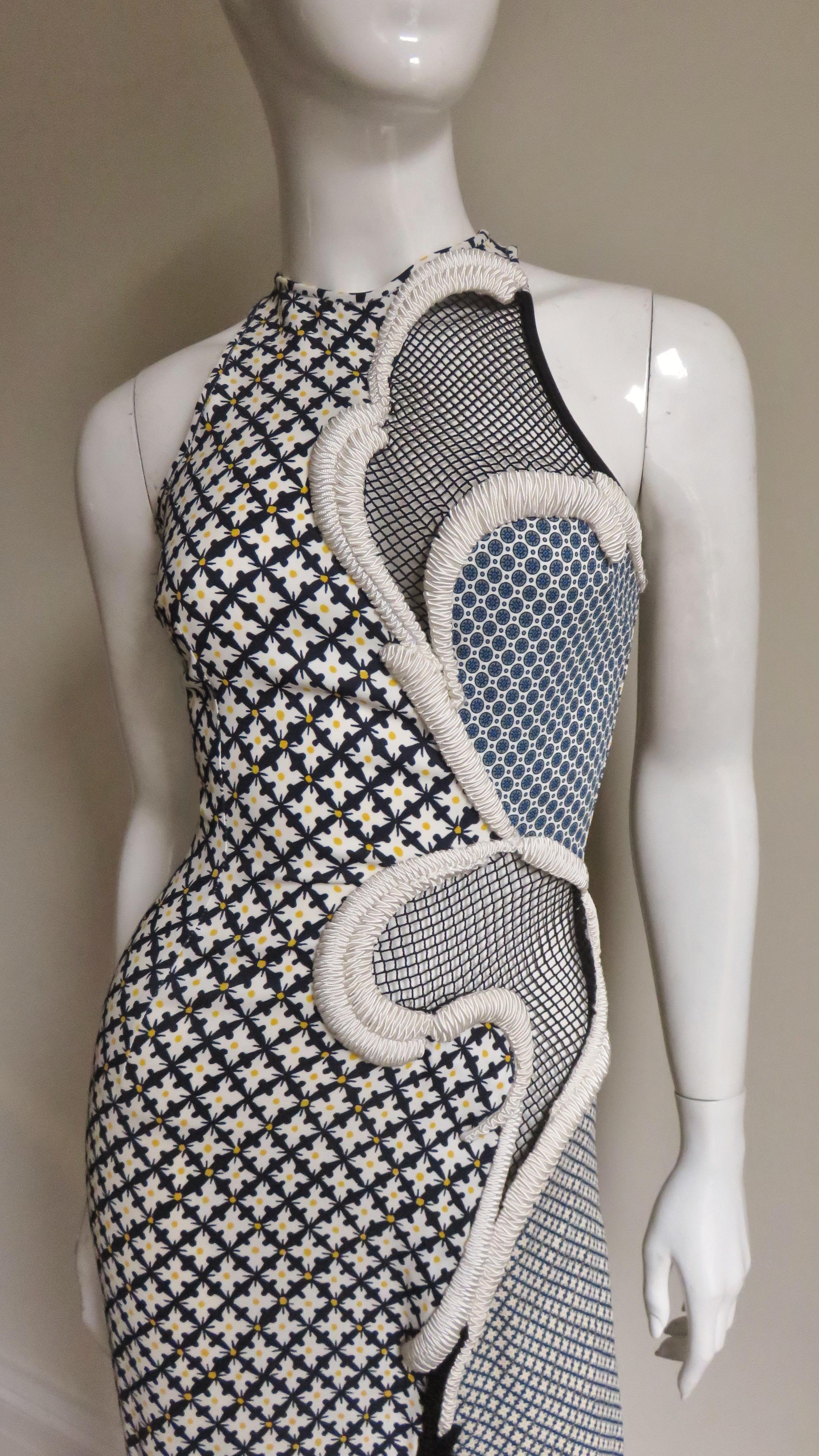 Ein unglaubliches Stretch-Seidenkleid der Werbekampagne von Stella McCartney in 3 verschiedenen kompatiblen Mustern in Weiß:: Schwarz:: Marineblau und Gelb.  Es ist ärmellos:: mit eingeschnittenen Schultern und einem geschwungenen vorderen Saum