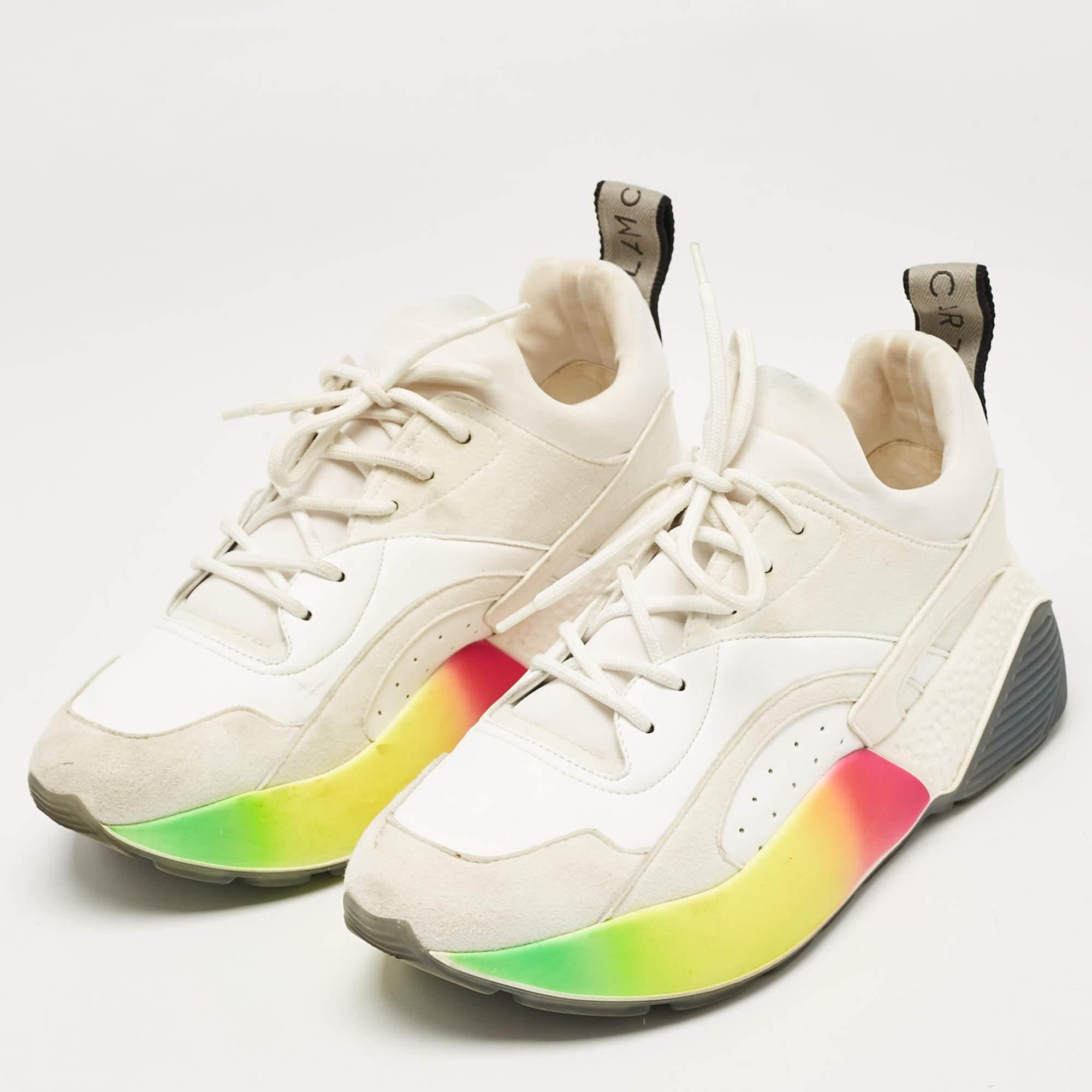 Restez dans le confort avec ces baskets signées Stella McCartney. Fabriqué avec une combinaison de faux cuir  Cette paire est dotée de semelles texturées dans des tons riches et d'une fermeture à lacets sur l'empeigne. Une doublure confortable en