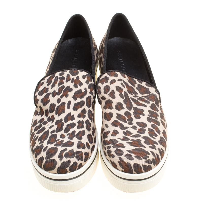To accompany your attires with ease, Stella McCartney brings you this pair of sneakers that speak nothing but high style. They've been crafted from canvas and detailed with leopard prints. The comfortable sneakers are easy to slip on and they are