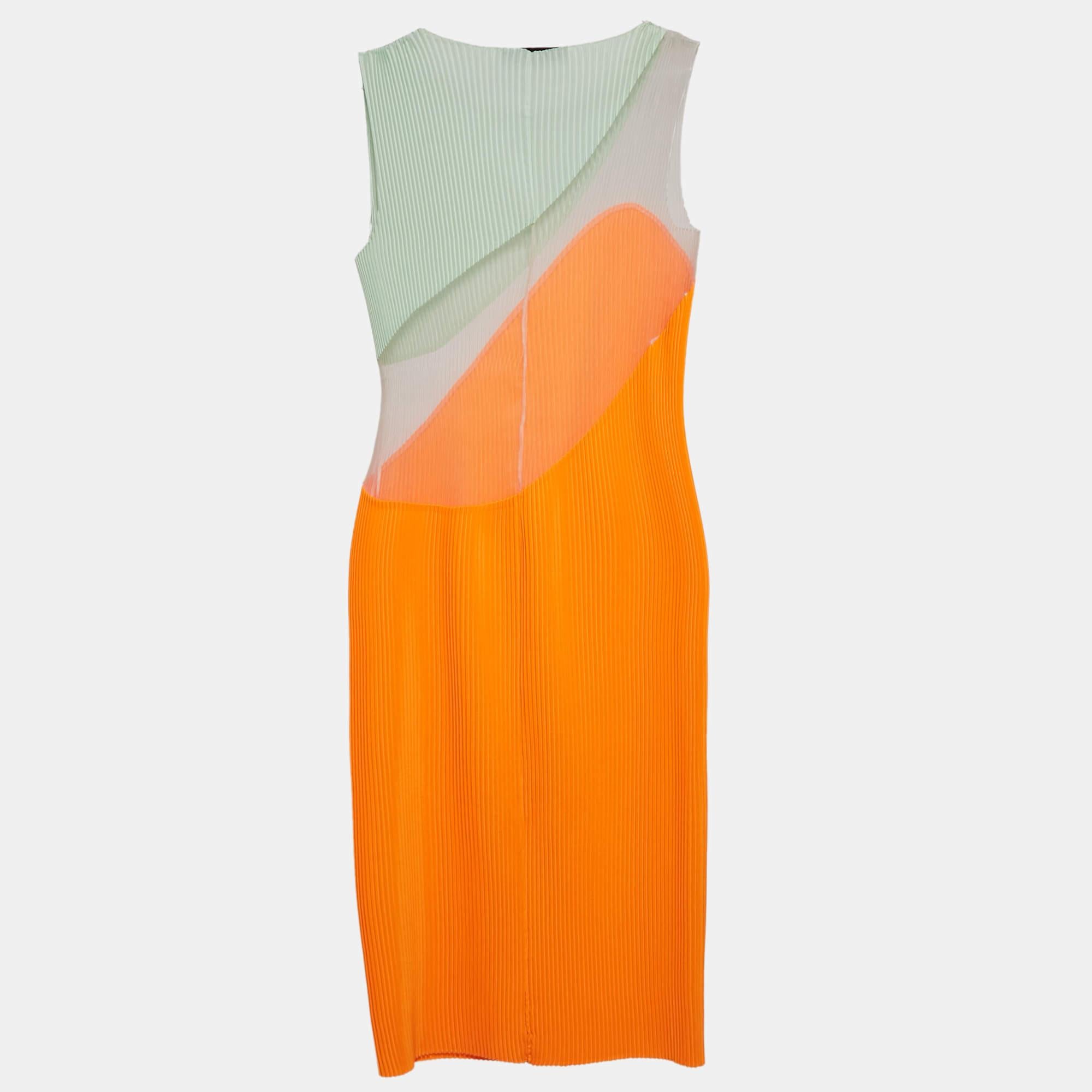 This stylish midi dress exudes elegance and sophistication. Its flattering length falls between the knee and ankle  offering a versatile option for various occasions. With its chic design  it combines modern trends with timeless charm  making it a