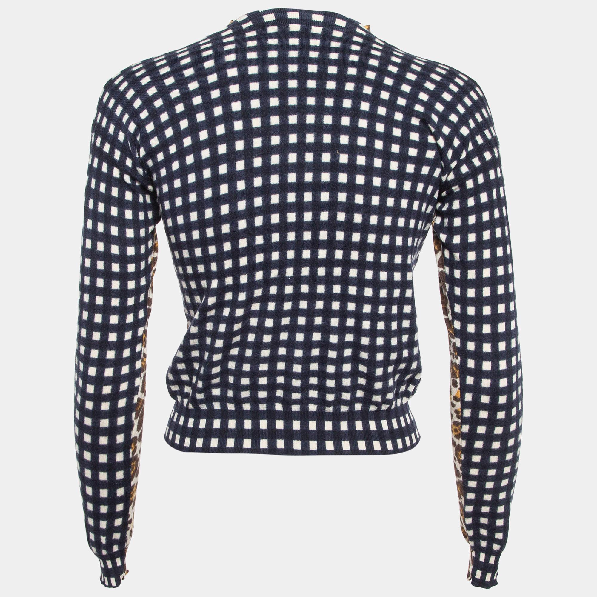 Dieses Designertop bietet Stil und Komfort. Die Kreation wurde aus den besten Stoffen geschneidert und mit vielen Details versehen. Kombinieren Sie es mit einer Jeans und flachen Schuhen.