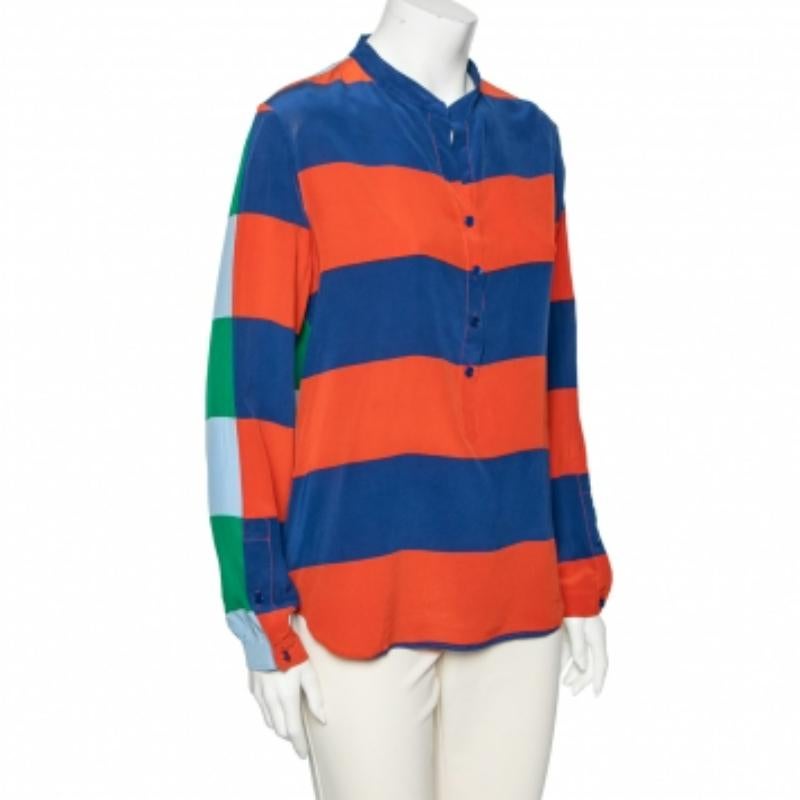 Con un'atmosfera radiosa, questa camicia di Stella McCartney allontanerà l'oscurità. È realizzato in seta e presenta uno scollo alla mandarina, maniche lunghe con polsino abbottonato e chiusura frontale con bottoni. La combinazione di due strisce di