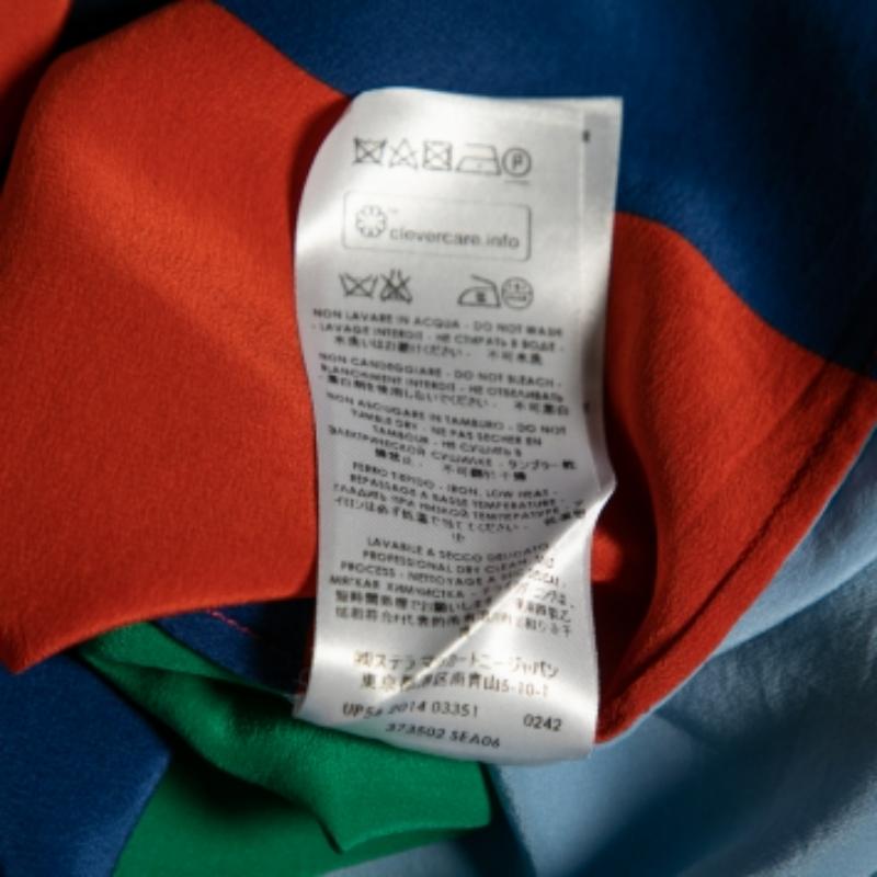 Stella McCartney - Camicia con bottoni in seta a righe multicolore M. In condizioni buone in vendita a Dubai, Al Qouz 2