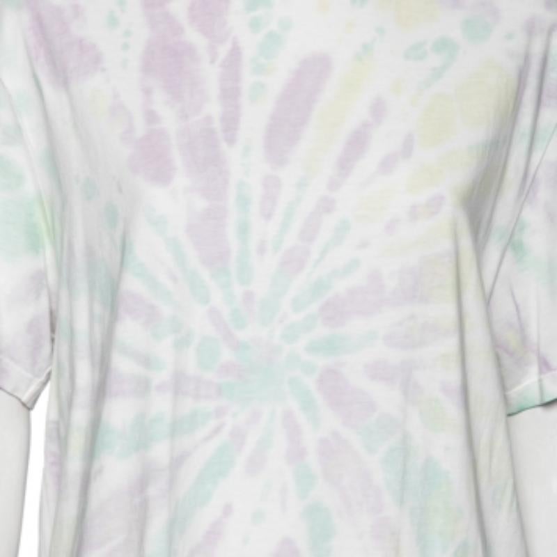 Make a trending style statement wearing this tie-dye printed T-shirt from Stella McCartney. The multicolored piece is sewn from cotton and features short sleeves. You can pair it best with denim shorts and low-top sneakers.