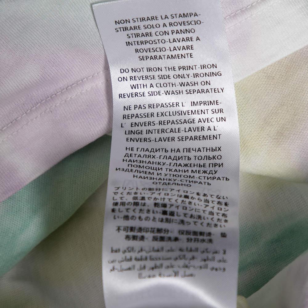 Faites une déclaration de style tendance en portant ce t-shirt imprimé tie-dye de Stella McCartney. Cette pièce multicolore est cousue en coton et comporte des manches courtes. Vous pouvez l'associer au mieux avec un short en jean et des baskets