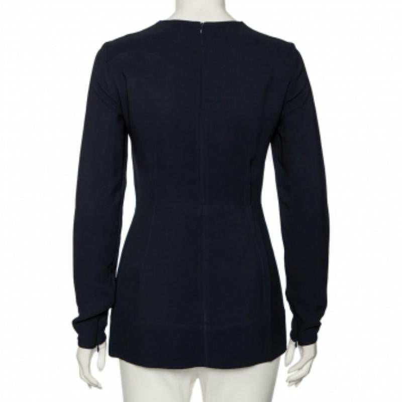 Dieses Oberteil stammt aus dem exklusiven Haus von Stella McCartney. Er hat einen einfachen Stil, der mit Accessoires aufgewertet werden kann. Die marineblaue Weite hat ein Schößchen, lange Ärmel und einen runden Ausschnitt.
