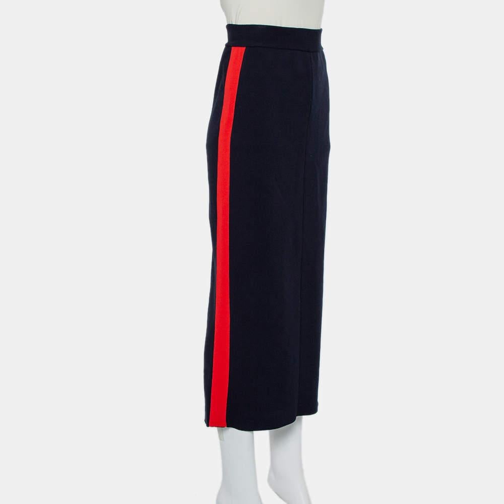 Get complimented for your effortless styling when you wear this midi skirt from the house of Stella McCartney. It echos the trend of minimal dressing with a navy blue exterior adorned with contrasting stripe detailing on the sides. It has a fitted