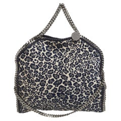 Stella McCartney Kleine Falabella-Tasche aus Samt mit marineblauem Leopardenmuster