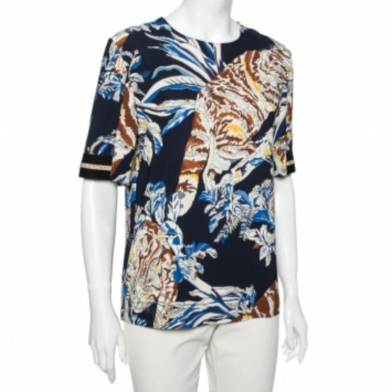 Aggiungi un tocco di colore al tuo ensemble casual indossando questa blusa della Maison Stella McCartney. Realizzata con tessuti di qualità, questa blusa sfoggia uno stile chic come nessun altro. È disegnato con stampe di gatti su tutta la