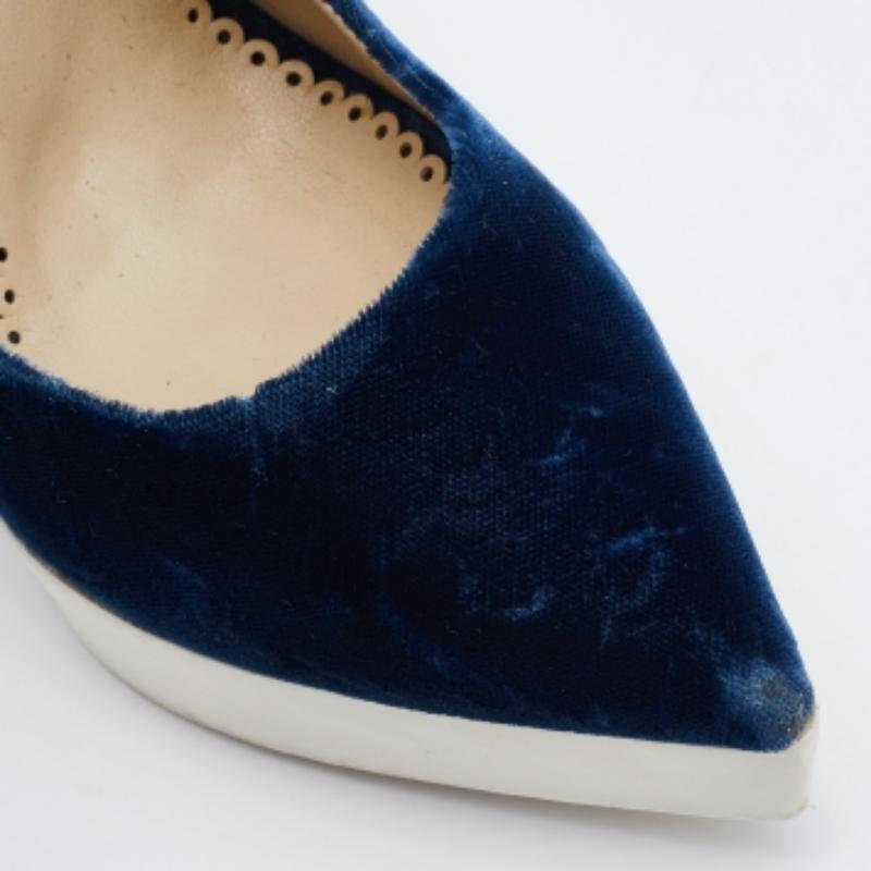 Sfoggiate uno stile elegante con questo paio di décolleté. Queste scarpe eleganti sono realizzate con materiali di qualità. Sono montati su suole resistenti e tacchi eleganti.