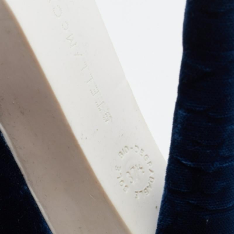 Stella McCartney - Velluto blu navy con punta a spillo - Pompe a punta misura 37,5 in vendita 4