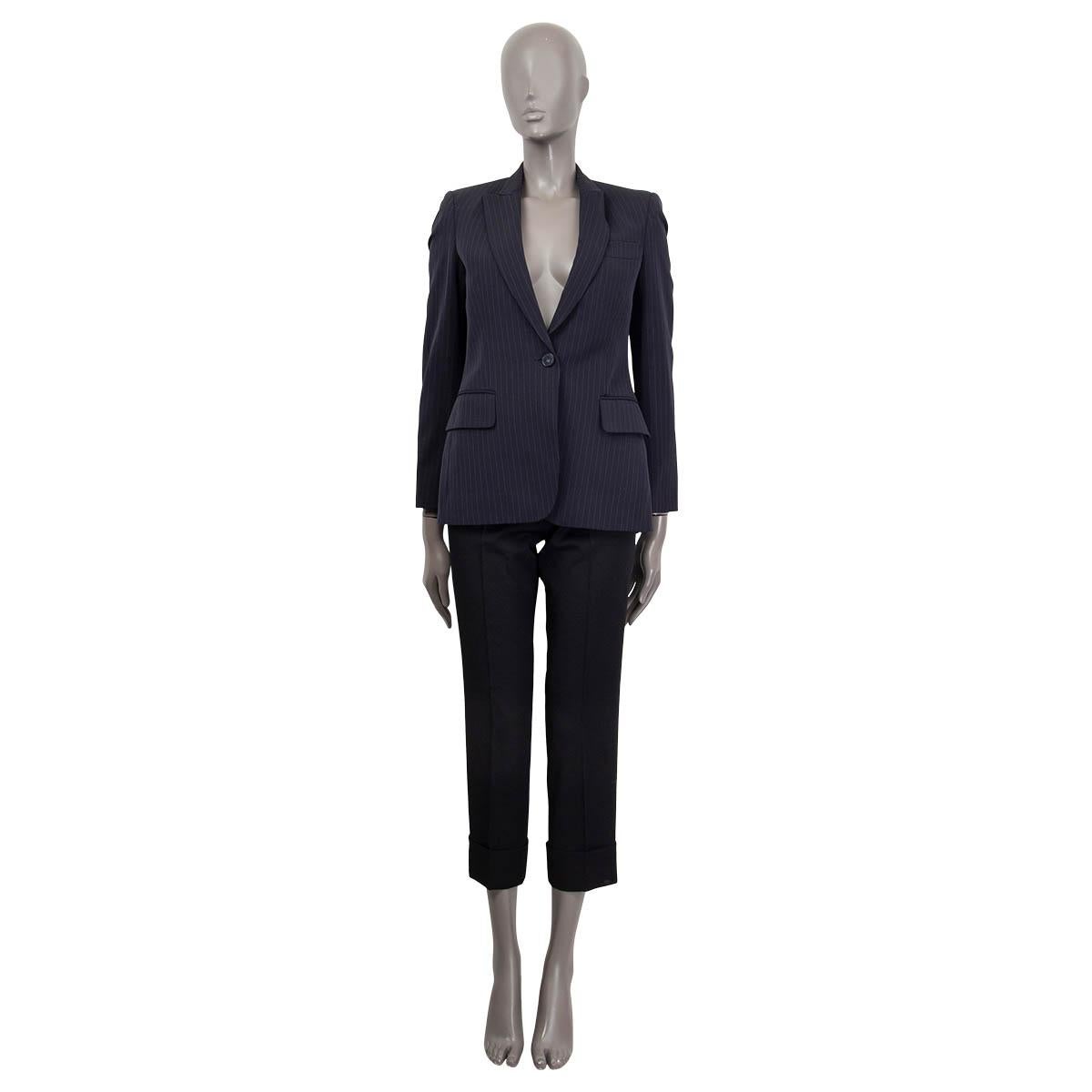 100% autentico Stella McCartney Peak Lapel Pin-Stripe Blazer in lana navy (99%) e poliestere (1%). Foderato in rayon navy (52%) e cotone (48%). Il blazer si chiude con un bottone e presenta due tasche con patta e una tasca sul petto. Ha spalle