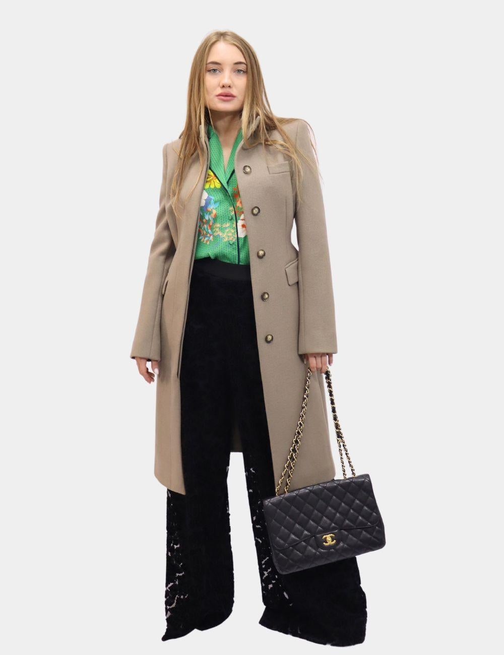 Manteau midi en laine beige/grise sous le genou Stella McCartney, taille cintrée avec poches et col montant.

MATERIAL : Laine
État général : New
Taille d'étiquette IT 40
Largeur d'épaule 42cm
Buste : 93m 
Taille : 75cm
Hanches : 100cm
Longueur :