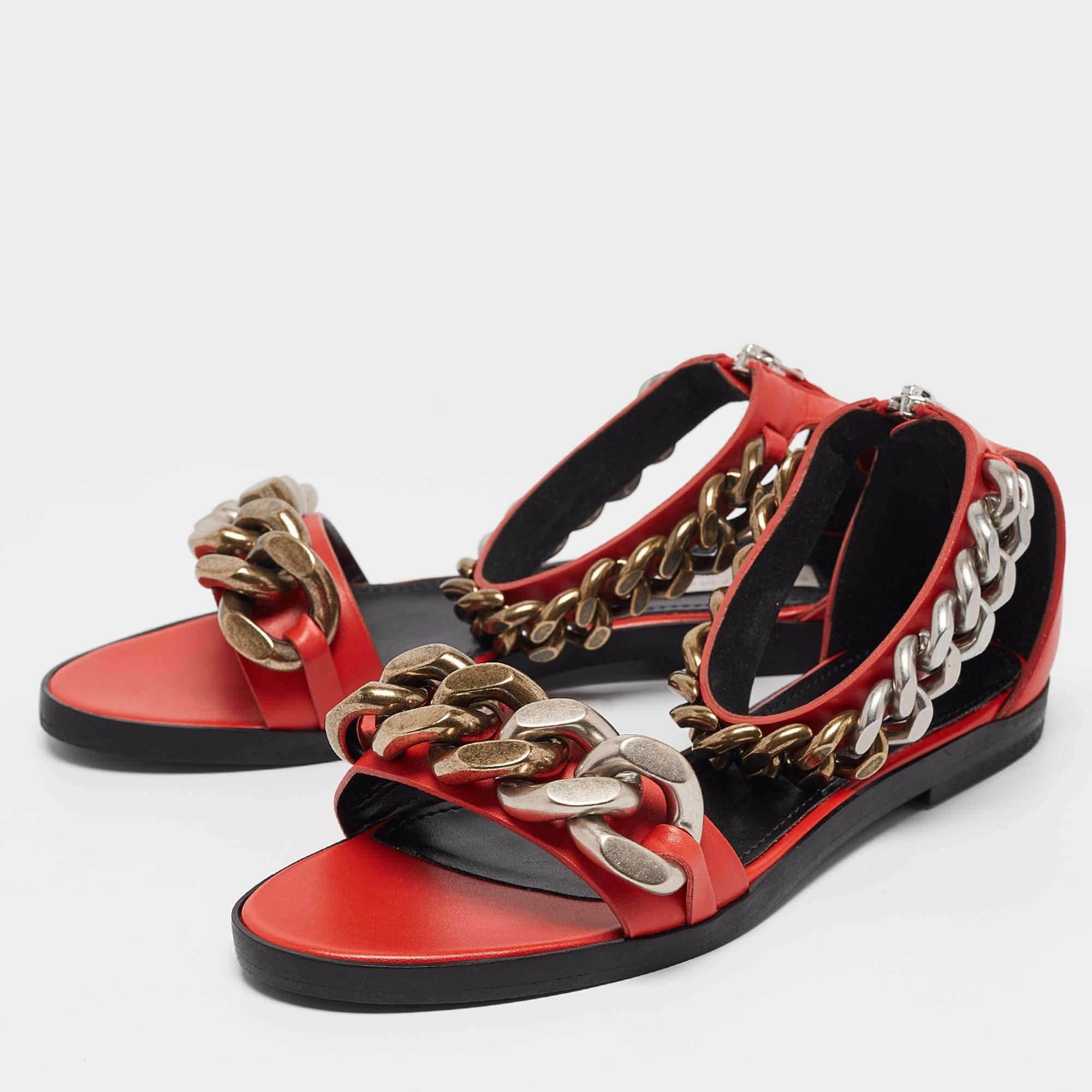 These sandals will frame your feet in an elegant manner. Crafted from quality materials they display a classy design and comfortable insoles.