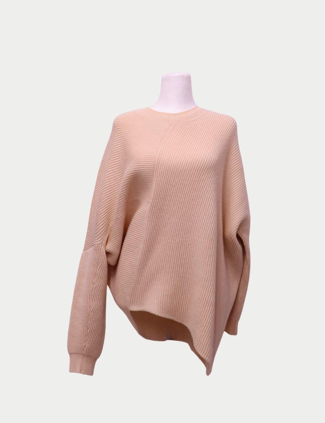 Pull oversize en tricot côtelé de Stella McCartney en beige

Découvrez un confort raffiné avec cet authentique pull surdimensionné en maille côtelée de Stella McCartney, dans un ton beige polyvalent. Conçue avec le minimalisme caractéristique de