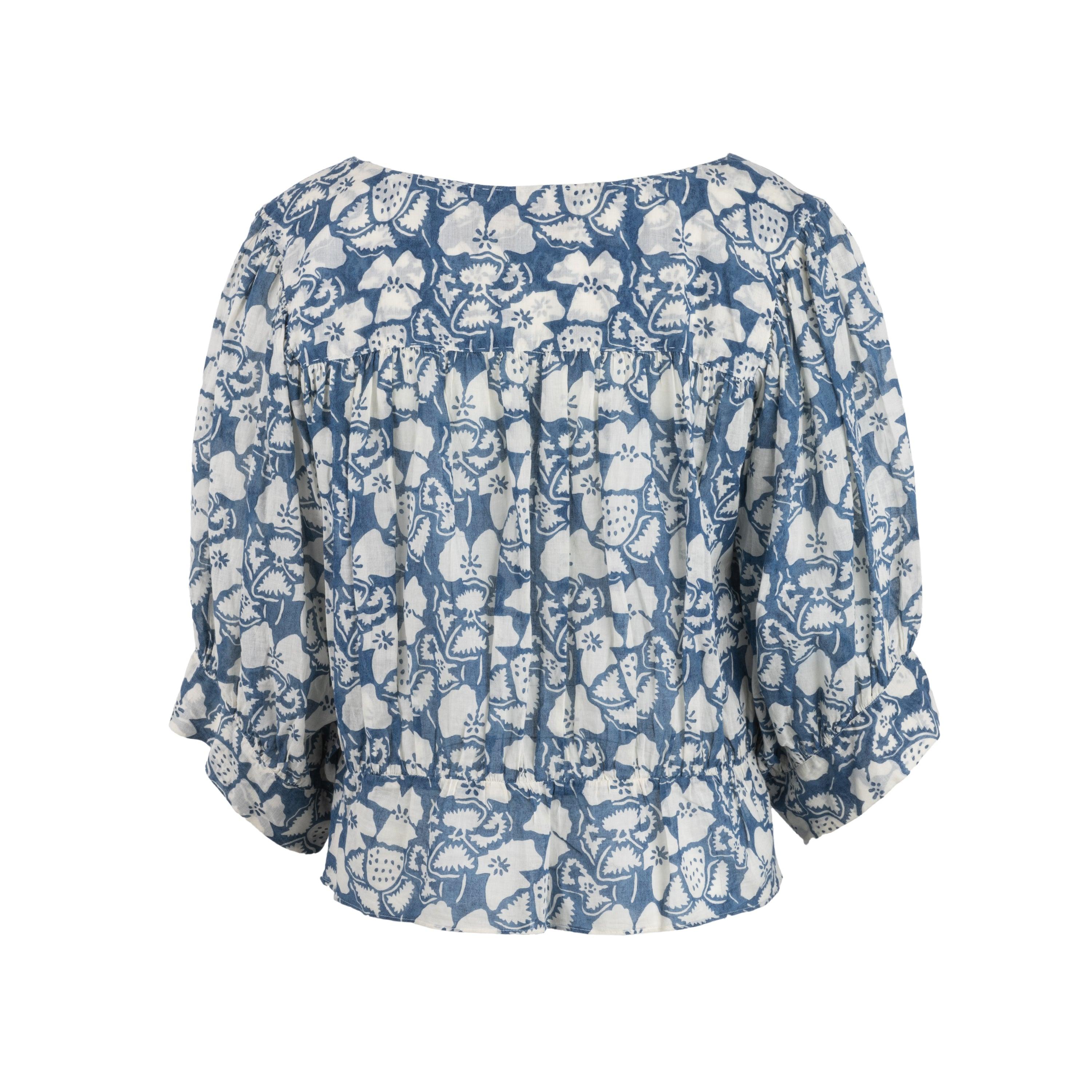 Blusa de algodón estampada en azul y blanco de Stella McCartney. Escote barco y mangas cortas. Longitud total:51; Medida mangas:40; Busto:50; Hombros:9; Material: 100% algodón