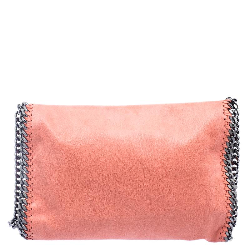 Stella McCartney is known for her chic designs and this Falabella bag perfectly embodies this trait. Crafted in Italy from peach faux leather with a fabric interior, this bag has a beautiful exterior and black tone chain details at its contours and