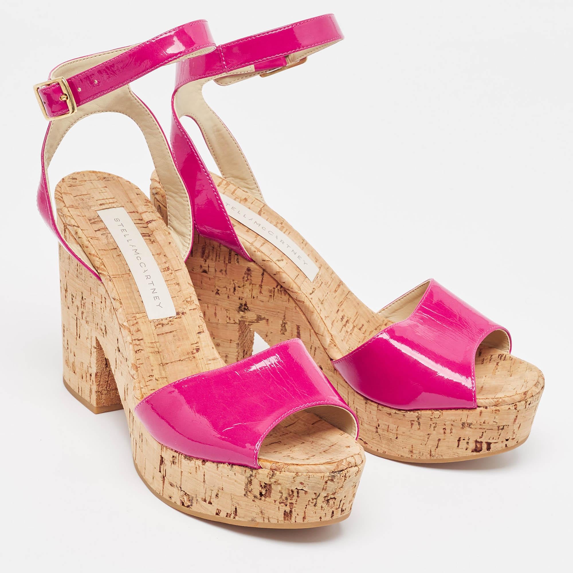 Stella McCartney Sandales à lanières roses à plateforme en faux vernis et liège, taille 39 Bon état - En vente à Dubai, Al Qouz 2