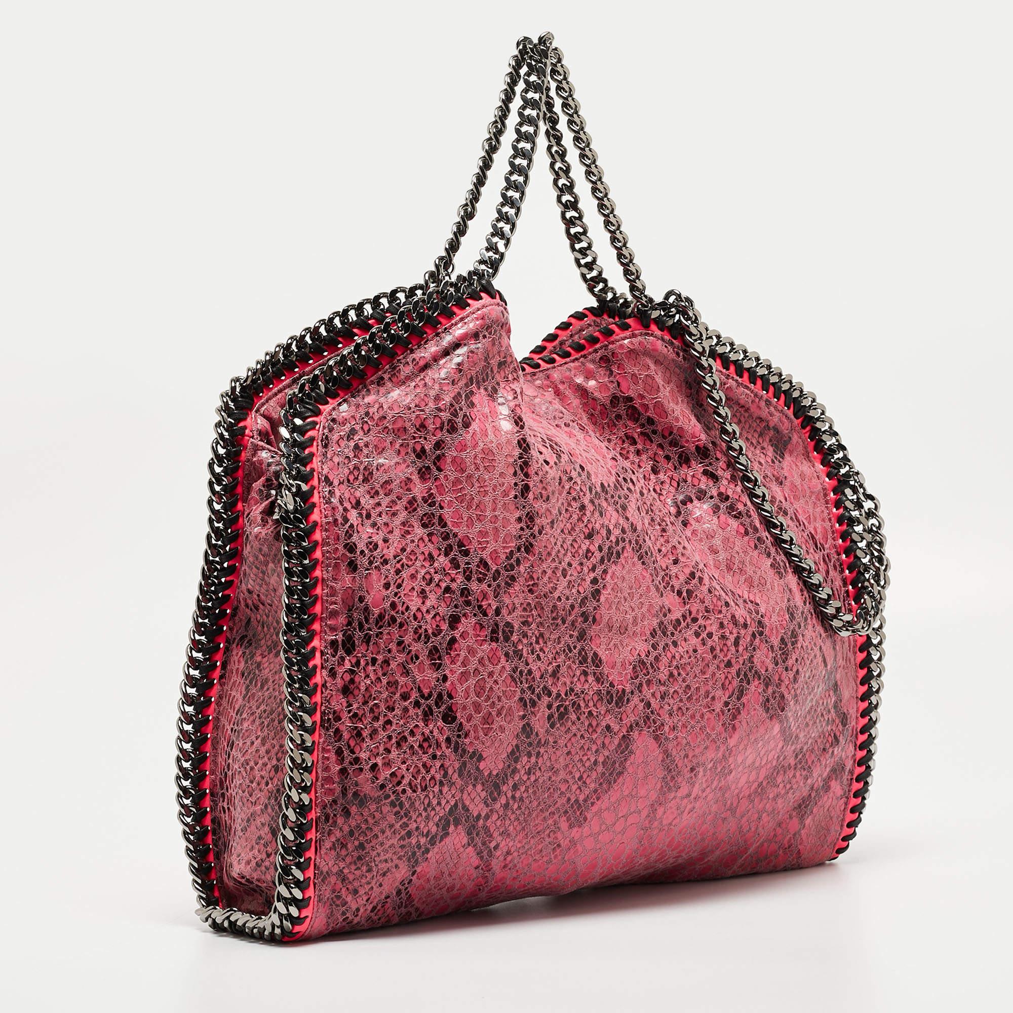 Diese Falabella Tasche von Stella McCartney ist eine Schönheit. Sie ist aus Pythonlederimitat gefertigt und damit langlebig und stilvoll. Während die Kettendetails die Schönheit der Tasche unterstreichen, bietet das gefütterte Innere Platz für all