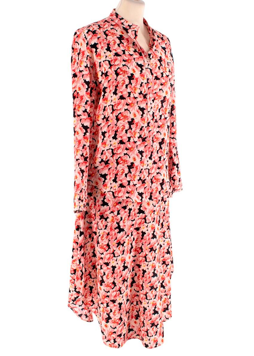  Stella McCartney Pink Floral Print Blouse & Skirt Silk Set 

Floral print in pink tones on a black background. Unlined blouse and skirt set.

Blouse: 
- Tonal button up closure
- Round neckline
- Button finished cuffs
- Curved hem

Skirt:
-