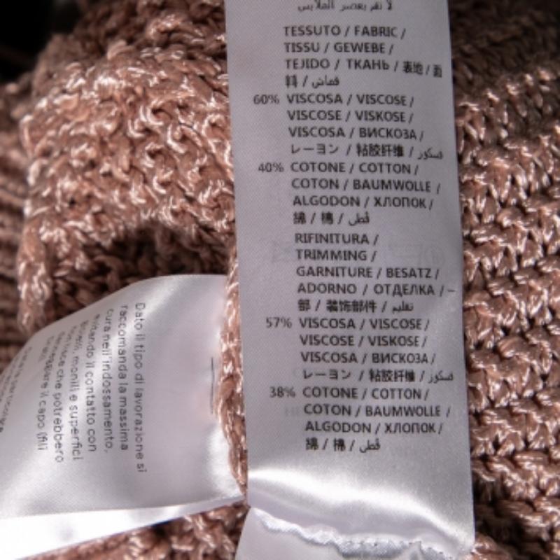 Questo maglione della Maison Stella McCartney sarà la tua scelta preferita per questo inverno. Elegante e confortevole, questo maglione è realizzato su misura con tessuto a maglia rosa in una silhouette monospalla. Abbina questo maglione ad