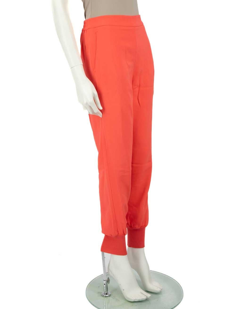 El ESTADO es Muy bueno. Se aprecia un desgaste mínimo en los pantalones. Ligera decoloración y ligeros tirones en el tejido de esta prenda de segunda mano de la diseñadora Stella McCartney.
 
 
 
 Detalles
 
 
 Rosa
 
 Viscosa
 
 Pantalones
 
