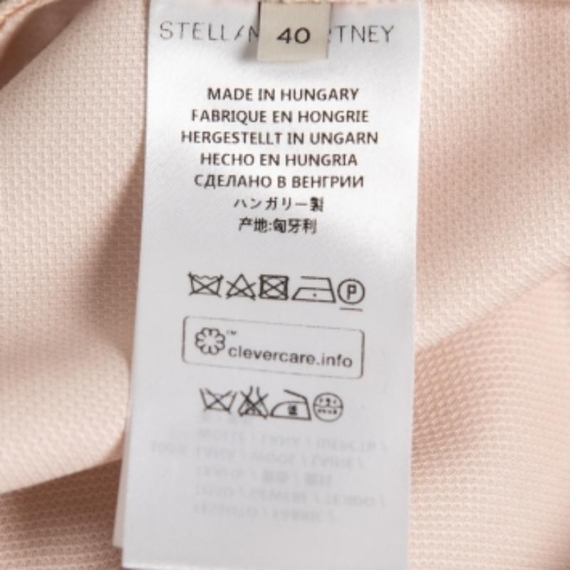 Actualiza tu vestuario con estos preciosos pantalones de Stella McCartney. Elegantes pero formales, los pantalones están confeccionados con la mejor lana y presentan una silueta favorecedora. Quedarán increíbles con un top y tacones altos.